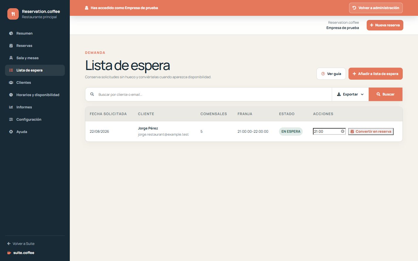 Lista de espera con fecha, cliente, comensales y acción de conversión.