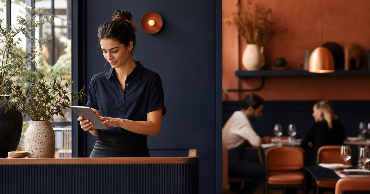 Equipo de restaurante revisando reservas, disponibilidad de mesas y una lista de espera antes del servicio